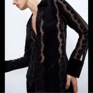 Beautiful lace mixed with a velvet color and the bottom of the sleeves.